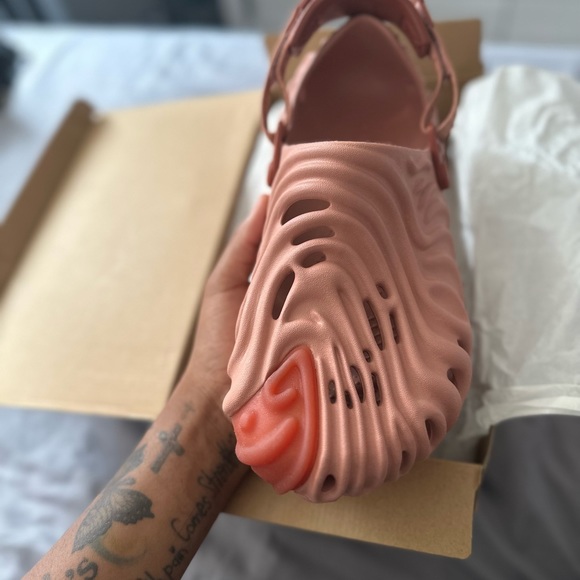 Selling a brand new pair of crocs ordered the wrong size - Picture 5 of 6